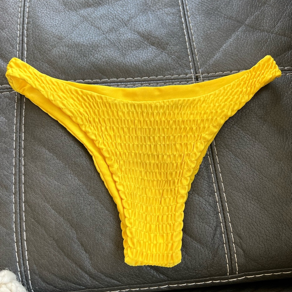Yellow ribbed bikini bottoms size med.